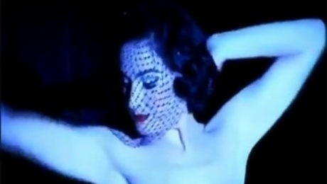 Le bon noir - dita von teese burlesque strip in the shower