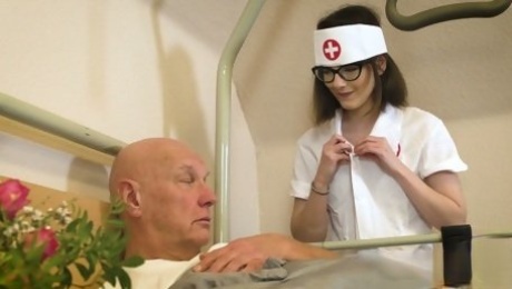 Cum-thirsty young nurse Sara Bell gives a blowjob to old patient