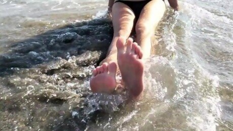 Foot fetish in the beach